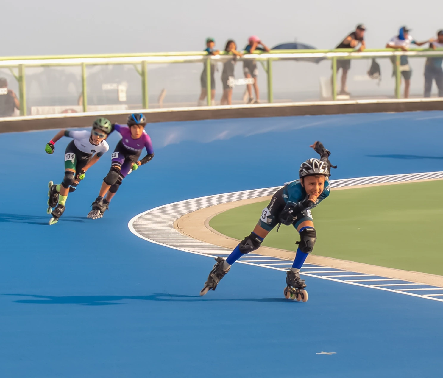 Niños del Club Estirpe compitiendo en patinaje de velocidad en pista profesional en San Juan de Lurigancho